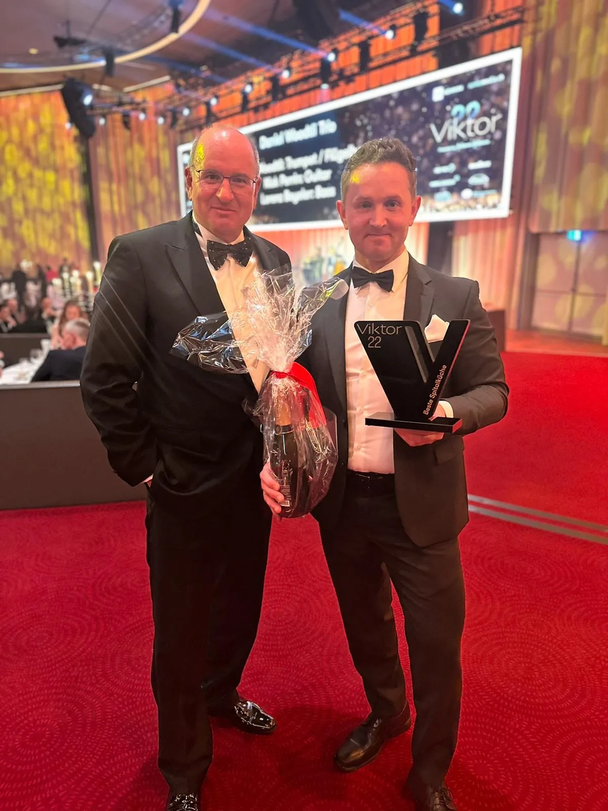 Zwei Männer mit dem Viktor Award für die beste Spitalküche.